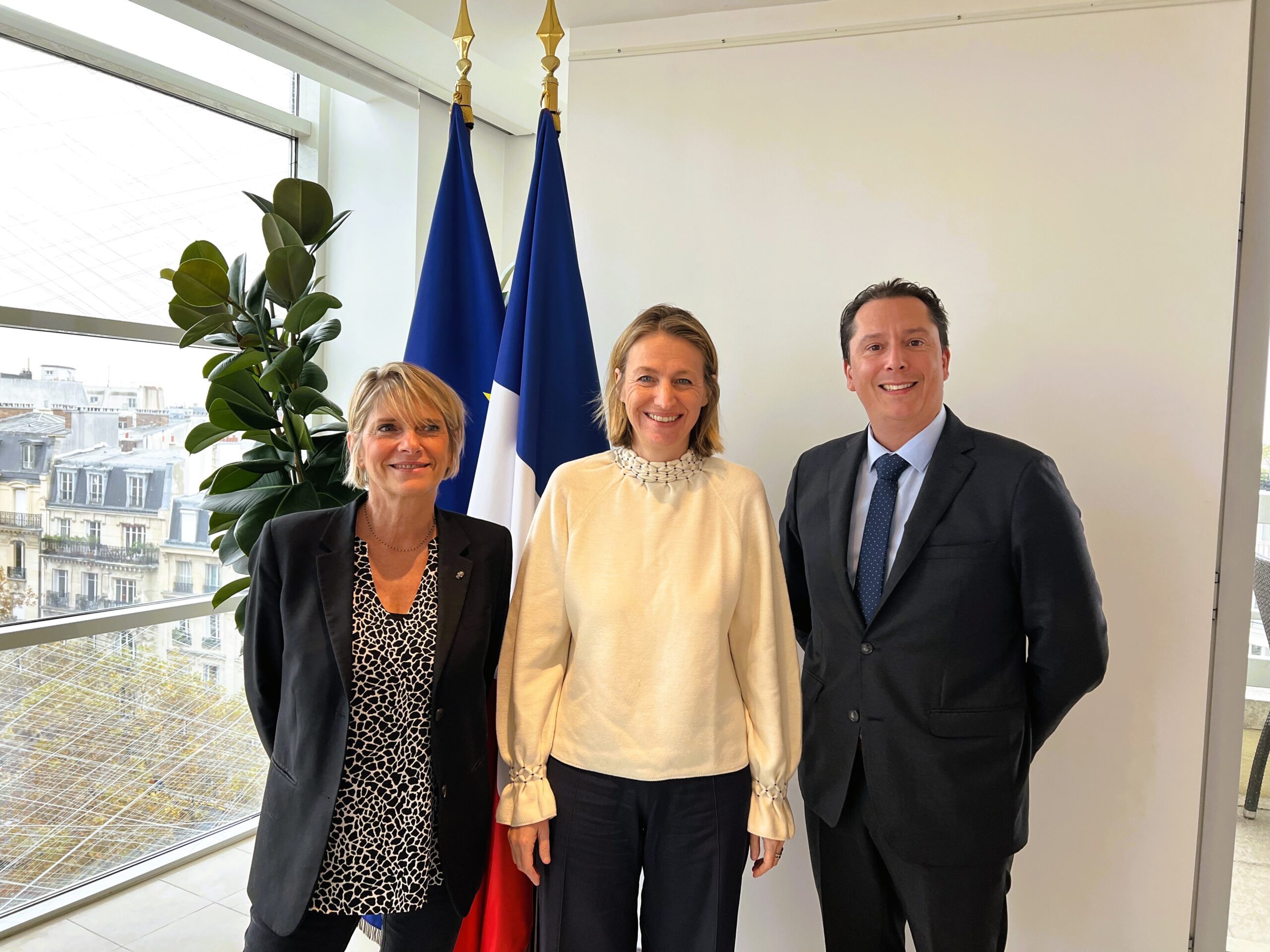 Photo de notre Président et notre Déléguée générale avec Madame Astrid Panosyan-Boucet, Ministre du travail et de l'Emploi